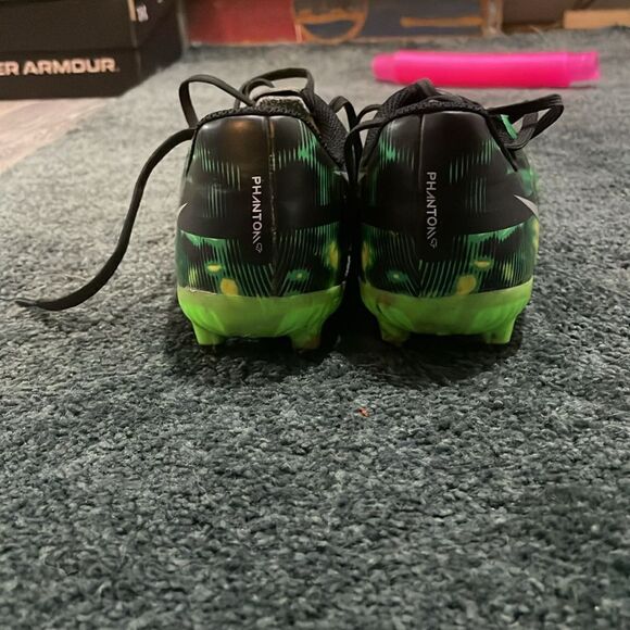Nike Phantom Cleats - Picture 2 of 7